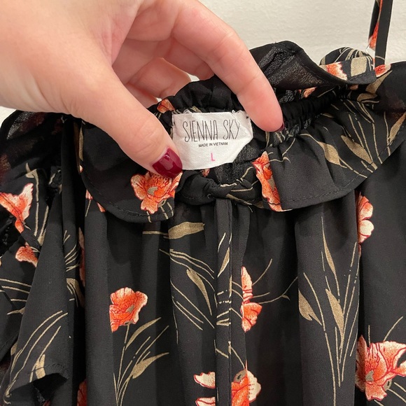 Sienna sky flowy off the shoulder with straps tank top - Picture 3 of 3